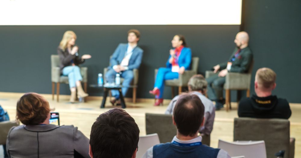 Kvinna som leder samtal på scen